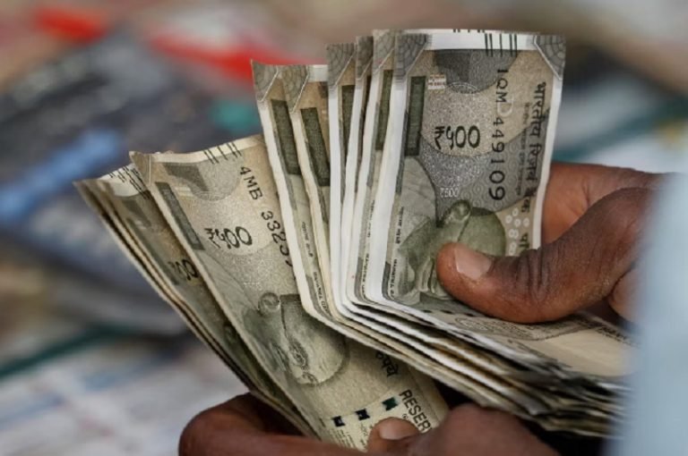 Rupee falls against dollar, experts said – crisis in some sectors will go away while others will be adversely affected