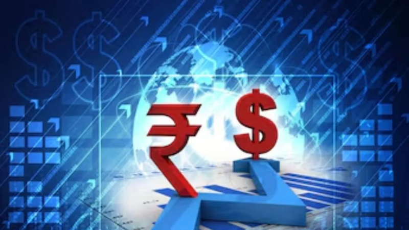 Rupee weakens against dollar, three major economic risks are raising concerns