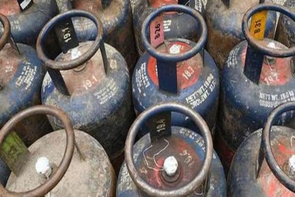 Commercial gas cylinder became cheaper by Rs 10. No relief to domestic consumers